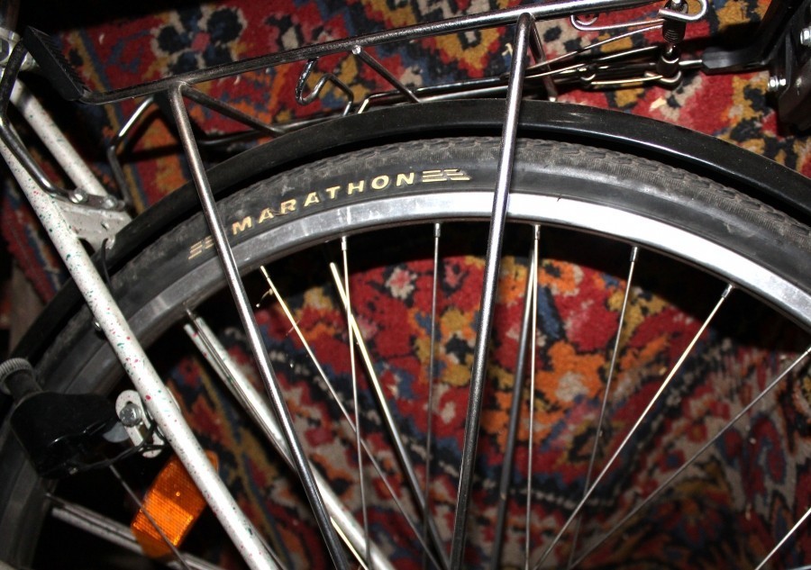 Mit einem Teelöffel lässt sich ein Fahrradmantel leicht lösen.