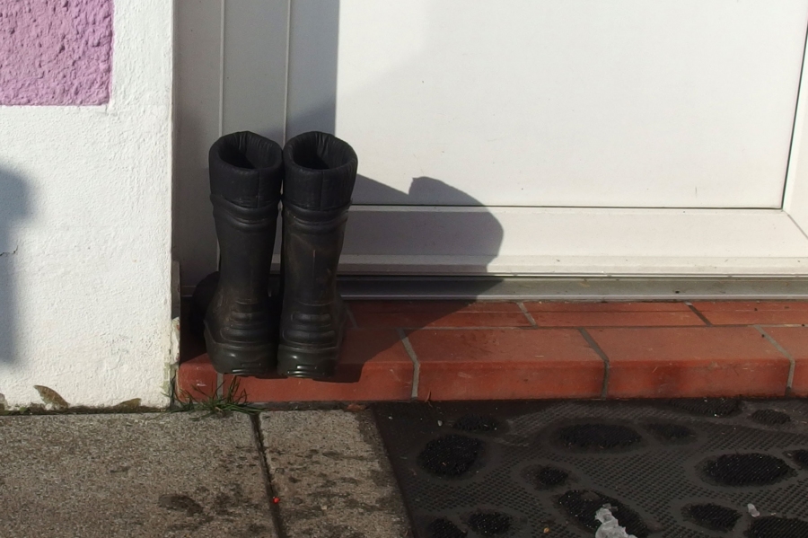 Fußspuren im Schnee für Einbrecher verschwinden lassen und ein paar alte Schuhe vor die Tür stellen.