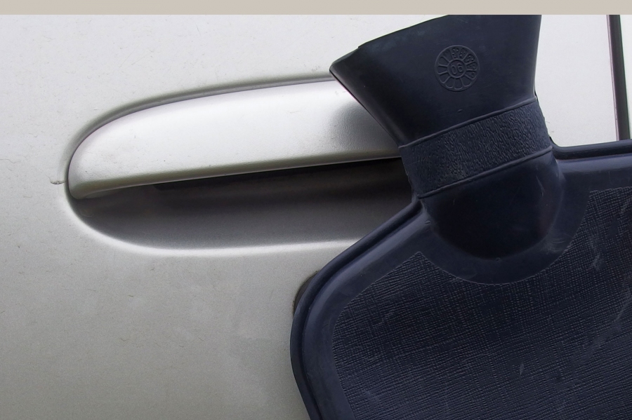 Wärmflasche gegen eingefrorenes Autotürschloss - hilft bereits nach einigen Sekunden und der Lack wird ziemlich geschont.