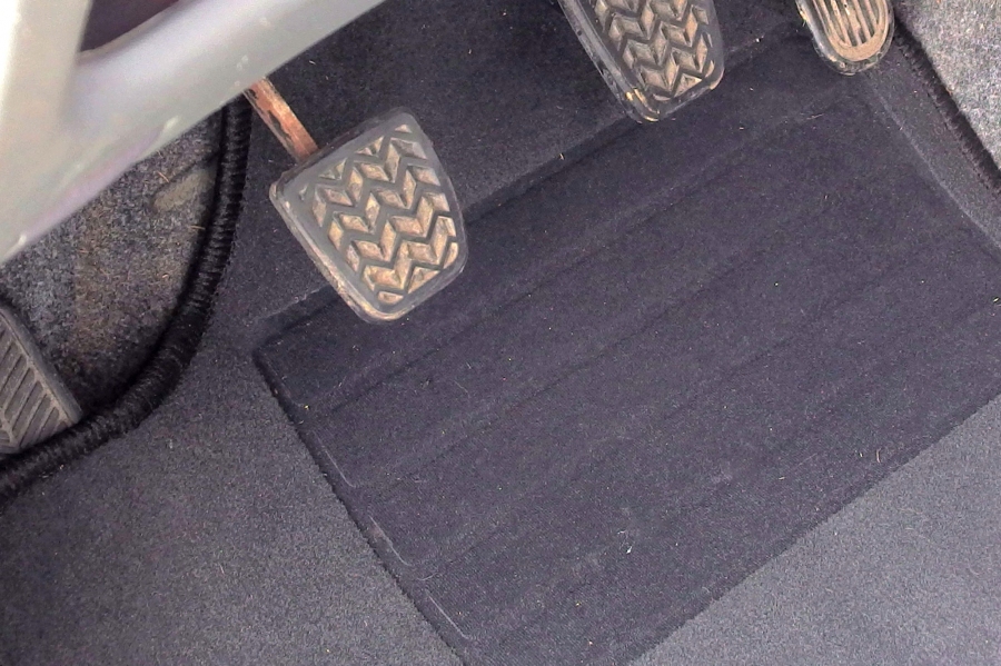 Die Wanderschaft der Fußmatte im Auto hat ein Ende mithilfe von doppelseitigem Klebeband.