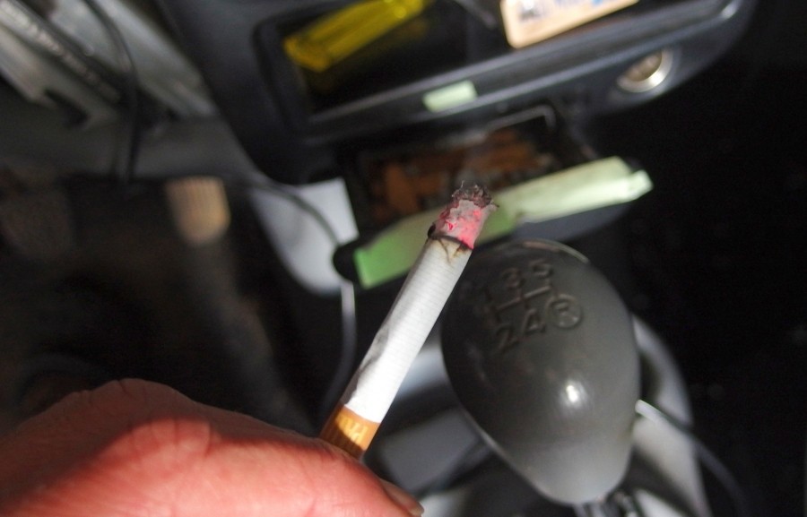Leuchtfolie am Aschenbecher ist eine gute Orientierungshilfe für Raucher bei nächtlichen Fahrten im Auto!