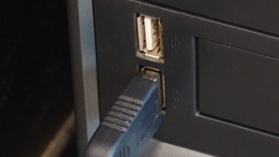 Geräte mit einem USB Kabel über den Computer aufladen spart Strom