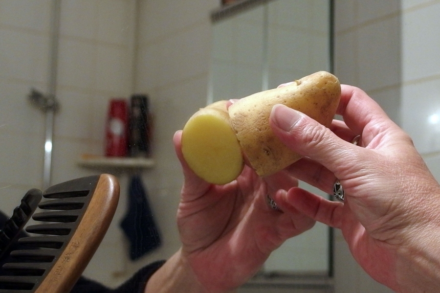 Blitzende Spiegel: Spiegel mit Kartoffel abreiben und dann trockenreiben.