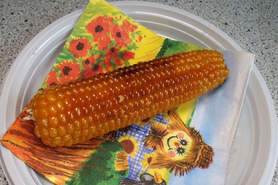 Gegrillter Mais - schmeckt einfach köstlich als Zugabe zu Fleisch und Brot.