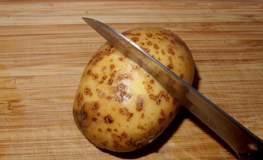 Die halbierten Kartoffeln mit der Schnittseite auf das geölte Backblech legen und bei 180°C ca. 1 Stunde im Ofen garen.