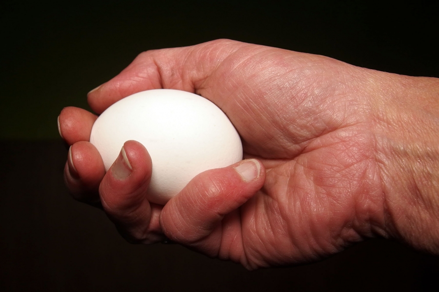 Bei Sehnenscheidentzündung hilft es ein warmes gekochtes Ei in der Hand zu halten.