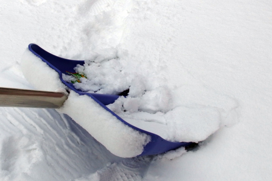Wenn der Winter vor der Tür steht, sollte man Schneeräumgeräte und -utensilien bereitstellen.