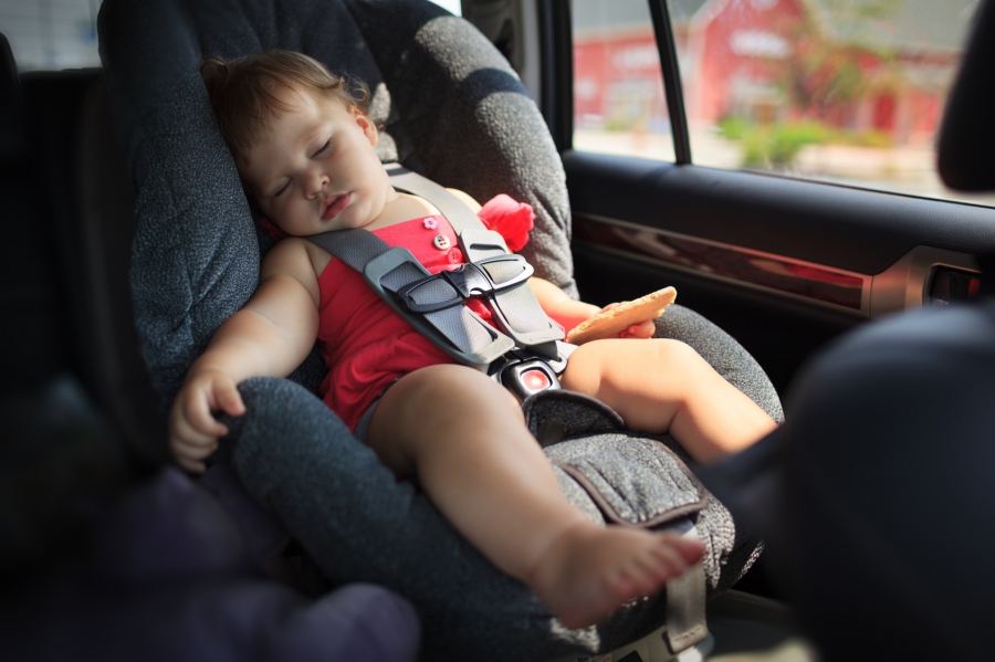Kind schläft im Auto
