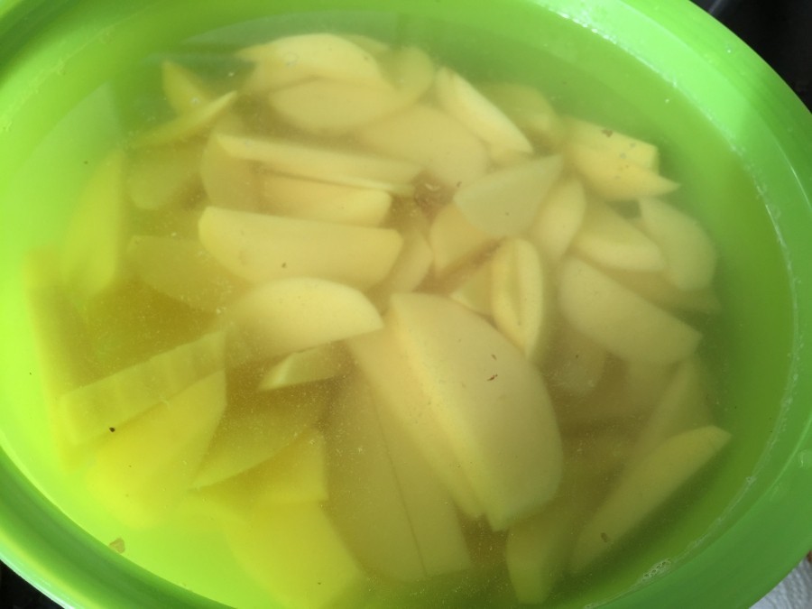 Pommes in kaltem Wasser
