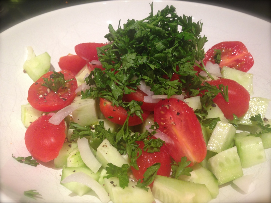 Frischer Gurken-Tomatensalat mit Petersilie. Am besten schmeckt er im Sommer, wenn man sonnengereifte Tomaten zur Verfügung hat.