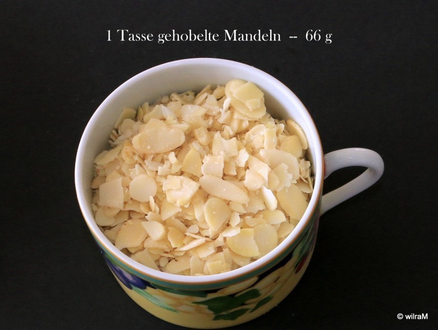 Mengen abmessen geht auch ohne Waage: 1 Tasse gehobelte Mandeln 66 g.