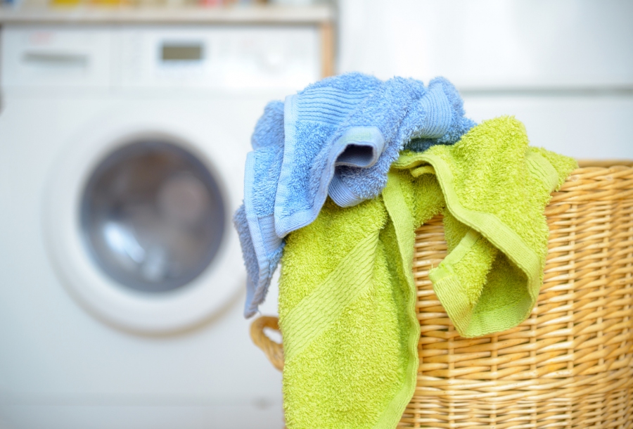 Du solltest aus verschiedenen Gründen Hand- bzw. Badetücher, Bettwäsche und schmutzige Kleidung getrennt voneinander waschen. Bettwäsche ist normalerweise empfindlicher als Badetücher.