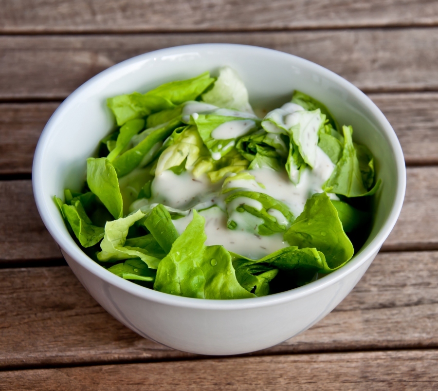 Wenn du magst, kannst du auch ein bisschen Senf dazugeben, um deinen grünen Salat aufzupeppen!