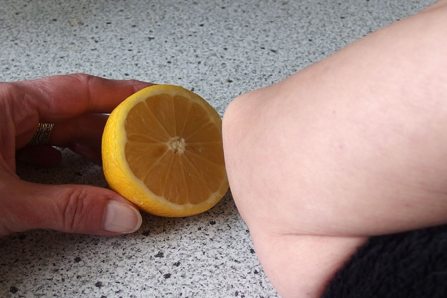 Hornhaut an Ellbogen oder Knie entfernen mit Zitrone.