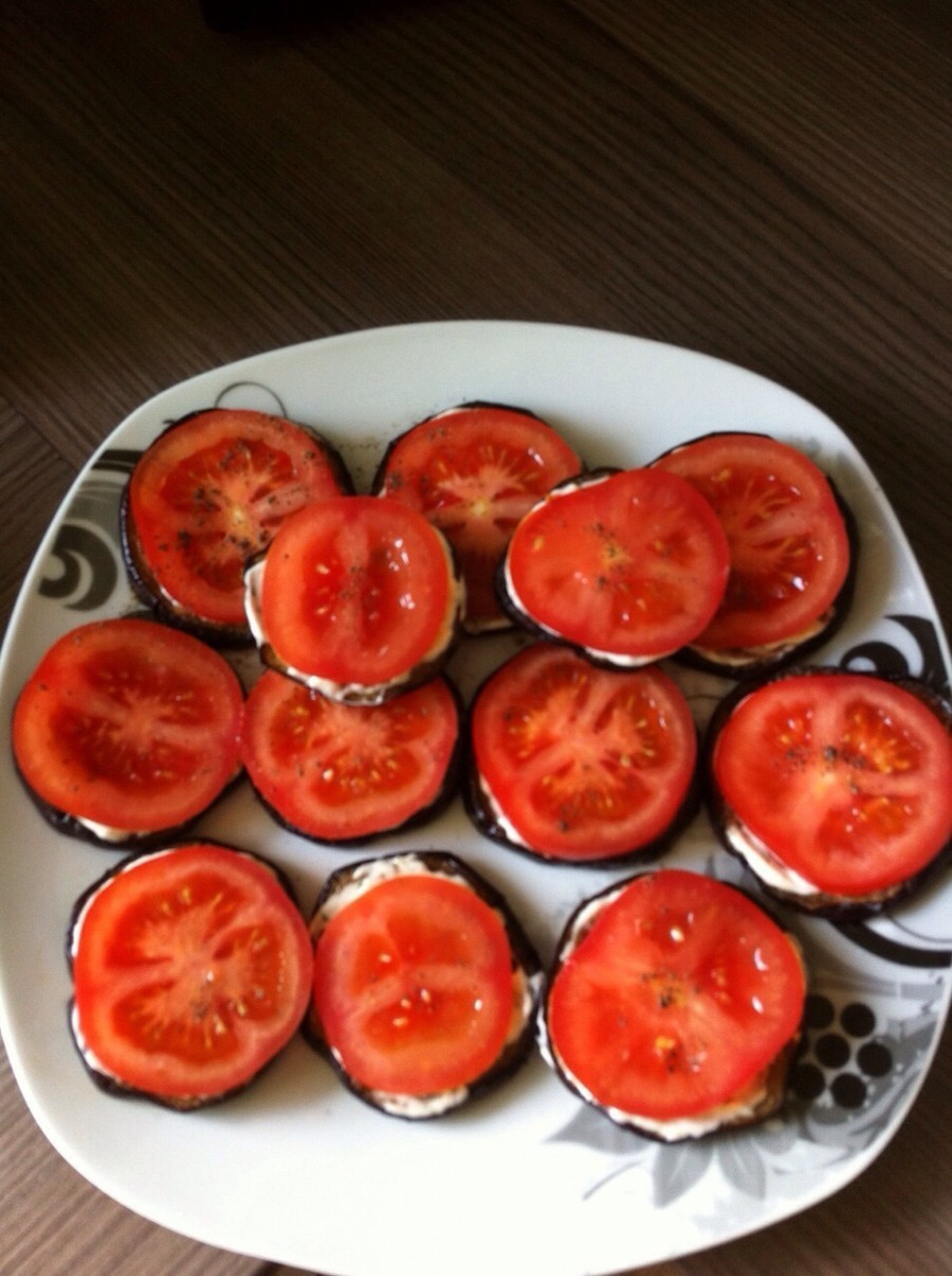 Snack mit Tomaten und Auberginen
