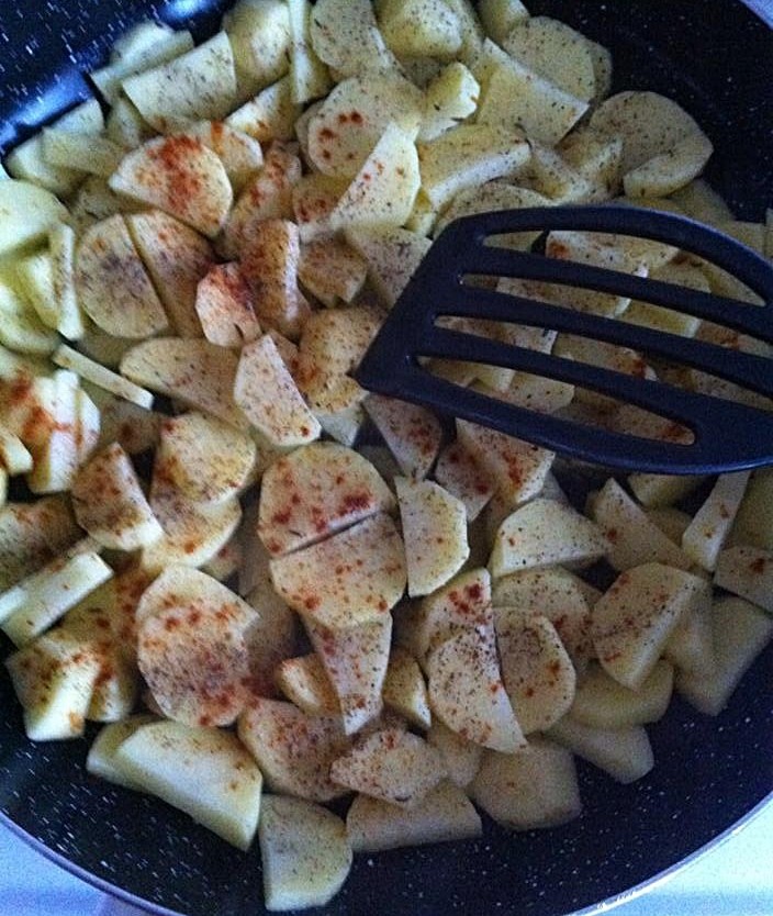 Bratkartoffeln nach Geschmack mit Gewürze während der Zubereitung würzen und abschmecken.