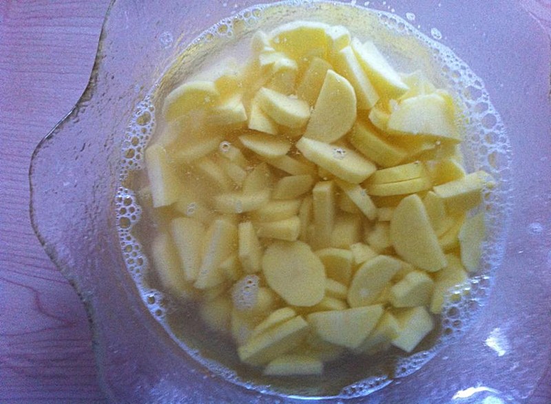 Lege die Kartoffeln kurz in kaltes Wasser, damit die Stärke austreten kann. Das ist wichtig, denn nur so werden die Bratkartoffeln schön knusprig.
