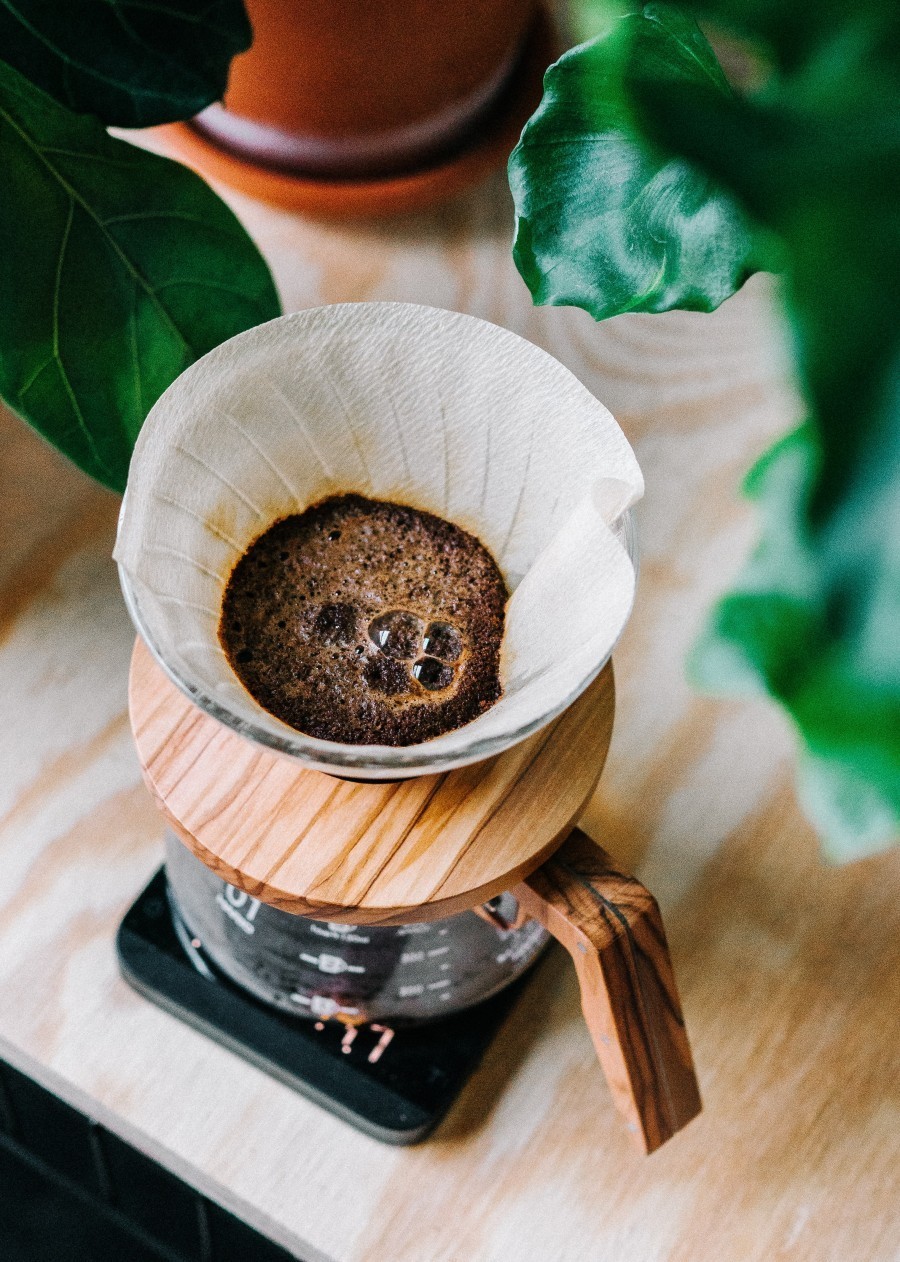 Kaffeesatz ist ein wahrer Alleskönner. Du kannst mit ihm Kratzer auf Holz entfernen, Gerüche neutralisieren und vieles mehr.