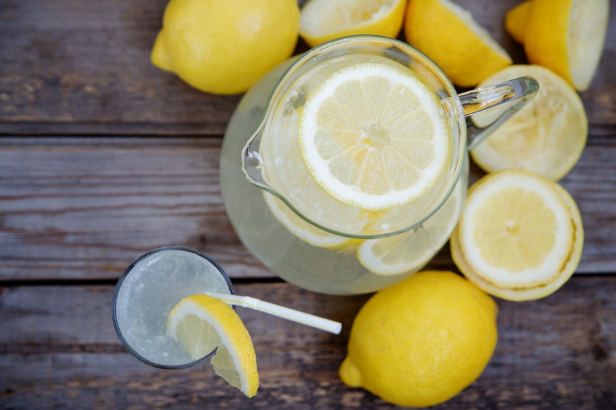 Im Prinzip sind hausgemachte Limonaden Geschmackssirup vermischt mit etwas Zitronensaft und kohlensäurehaltigem Mineralwasser. Man kann auch andere Früchte mit Zitronen- oder Limettensaft und Zucker pürieren und dann mit Sprudelwasser auffüllen.
