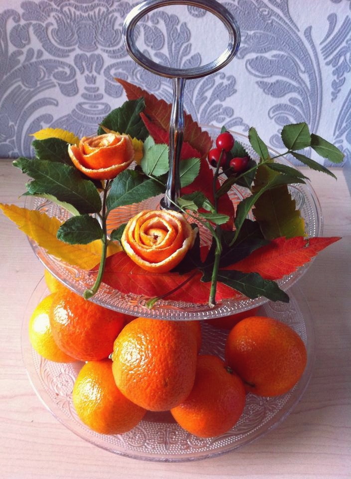 Diese herbstliche Deko mit Rosen aus Mandarinenschalen sieht super aus und riecht auch noch gut. Die Herstellung geht ganz einfach. 