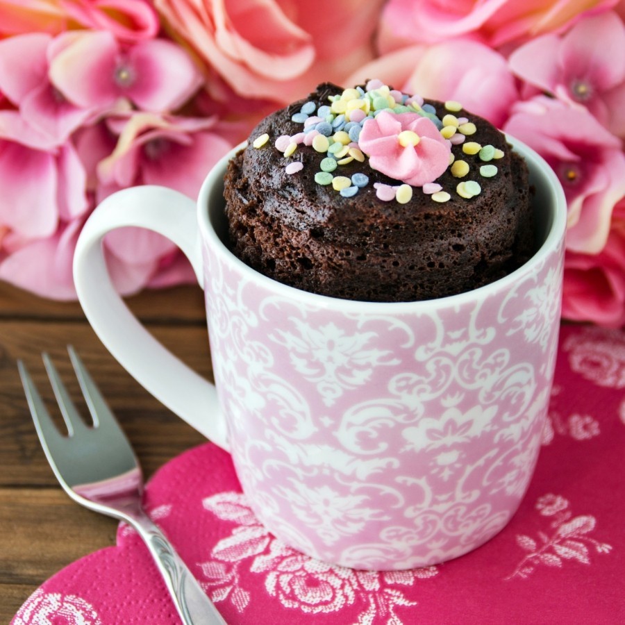 Leckerer Schokoladen-Tassenkuchen aus der Mikrowelle. Sehr saftig, sehr süß und so einfach, dass man es sich im Kopf merken kann.