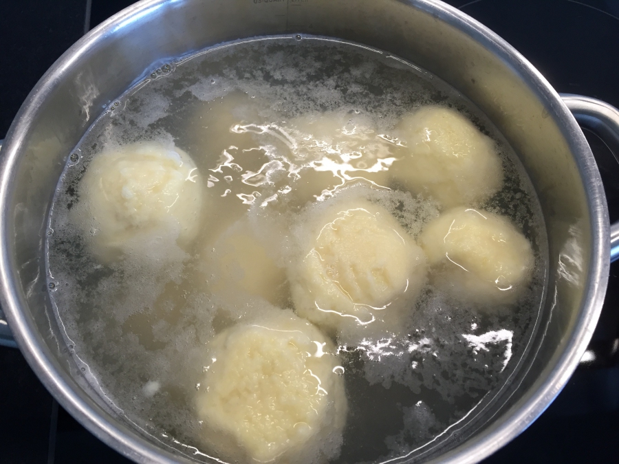Kartoffelknödel 20 Minuten in Salzwasser leicht sieden lassen