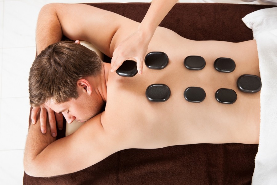 Die Hot Stone Massage ist eine tolle Massageform, die man auch zu Hause mit einem Partner praktizieren kann