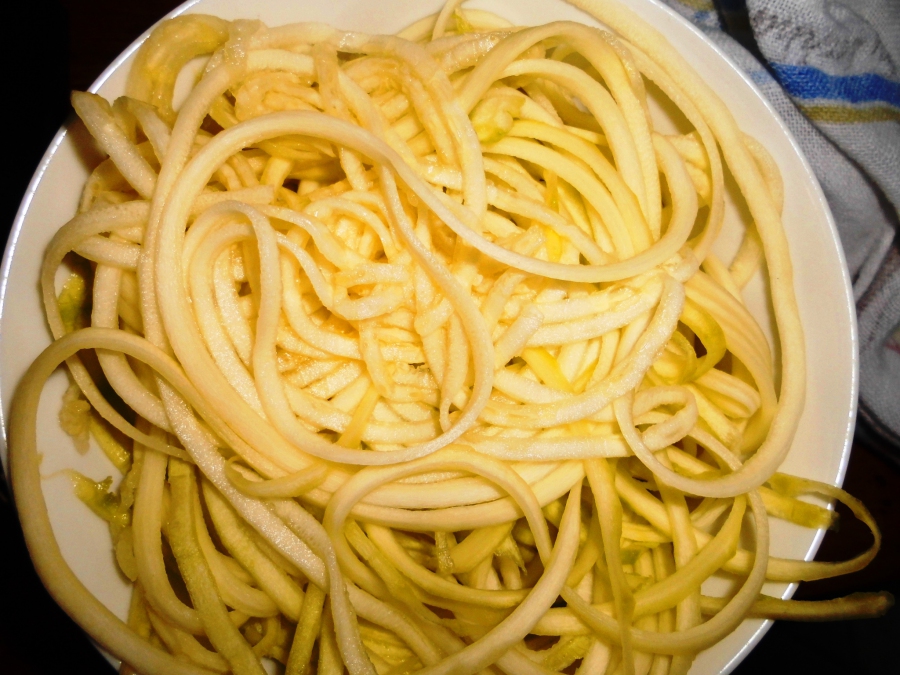 Zucchini mit einem Julienneschneider in „Spaghettiform“ schneiden. Wer keinen Julienneschneider hat, nimmt eine grobe Reibe oder den Sparschäler 