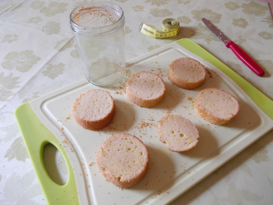 Biskuit-Torteletts im Glas gebacken, nach dem Backen in Scheiben schneiden
