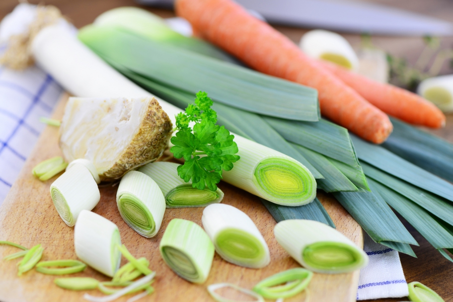 Eingesalzenes Gemüse zum Würzen von Suppen, Soßen oder Brühe selber machen