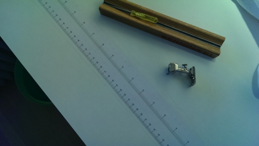 Ein Papiermaßband am Nähtisch angebracht, ist sehr praktisch, um zwischendurch kleine Teile leicht abmessen zu können