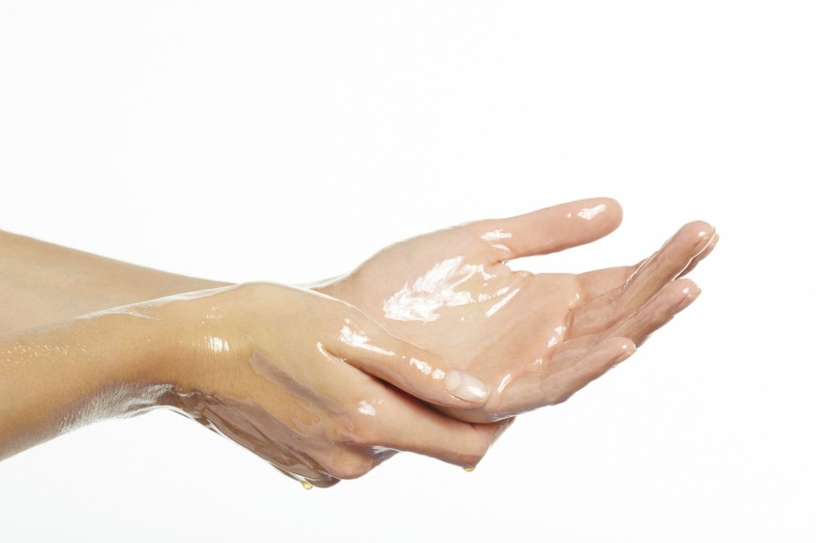 Olivenöl hilft bei trockenen Händen und kann anstatt Handcreme verwendet werden.