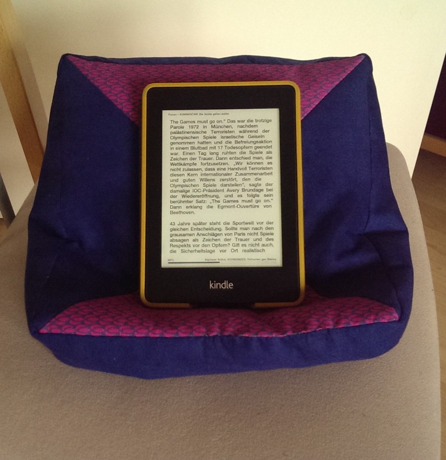 Freihändig lesen: Mini-Sitzsack als Lesekissen