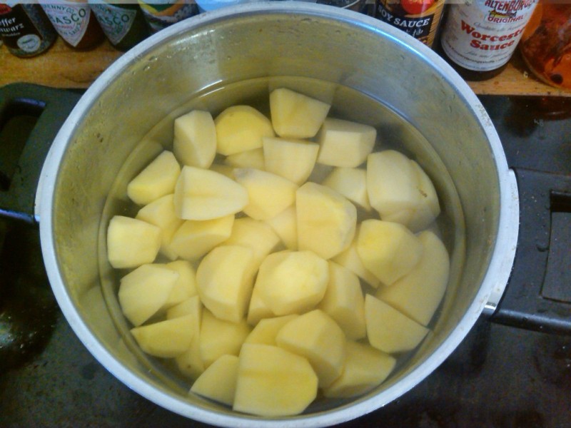 Geschnittene Kartoffeln im Kochtopf