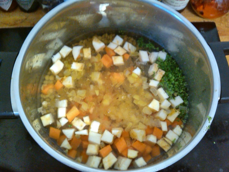 Suppengemüse kleingeschnitten im Topf