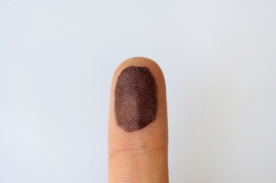 Finger mit Druckerfarbe