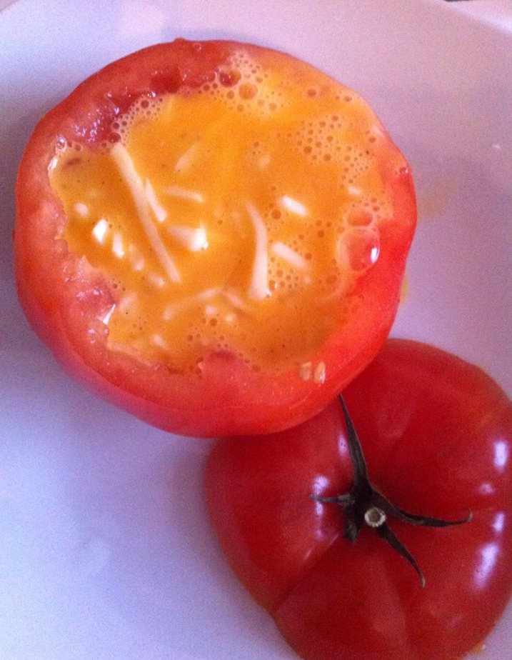 Mit Ei gefüllte Tomate