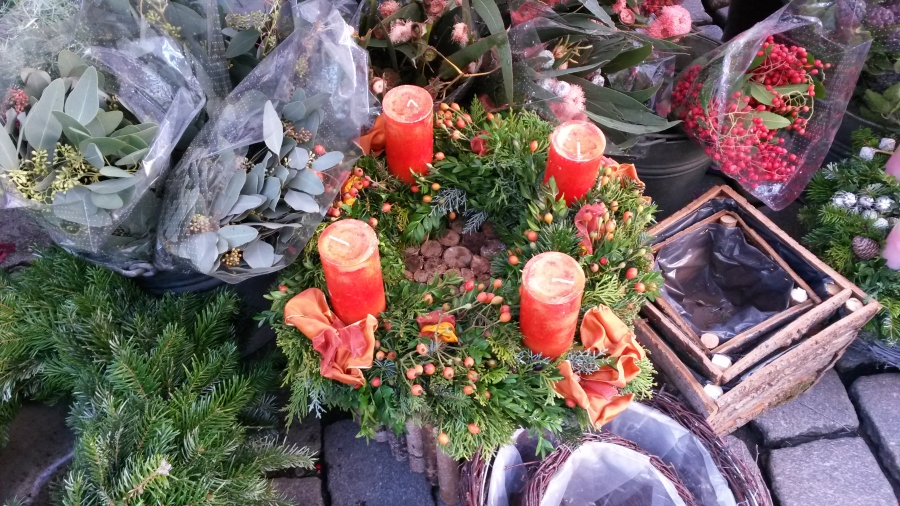 Adventskranz mit schönen Kerzen