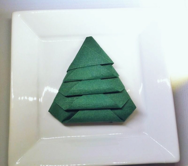Weihnachtsbaum-Tischdeko aus einer Serviette