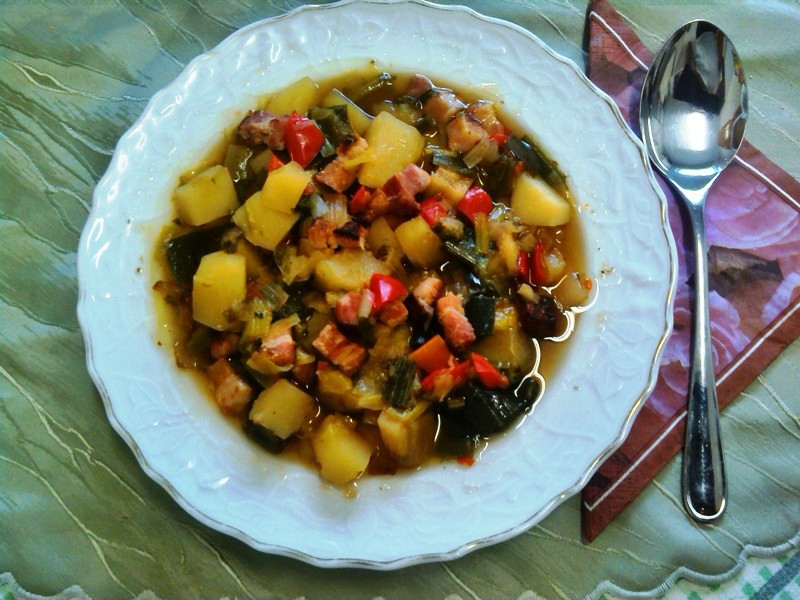 Fertige Porree-Gemüsesuppe mit Kartoffeln