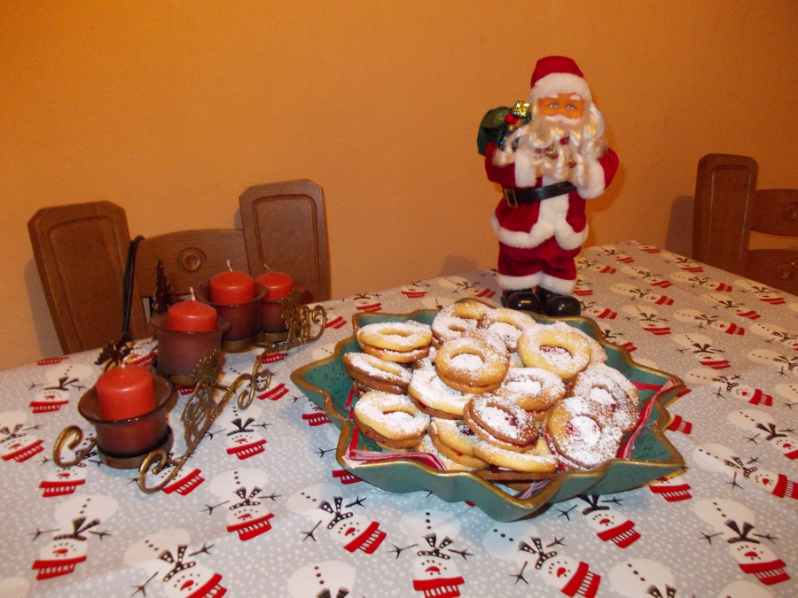 Fertige mit Marmelade gefüllte Plätzchen auf einem Weihnachtsteller