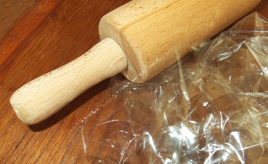 So rollt man Teig aus, ohne dass dieser am Nudelholz kleben bleibt und ohne Mehl verwenden zu müssen.