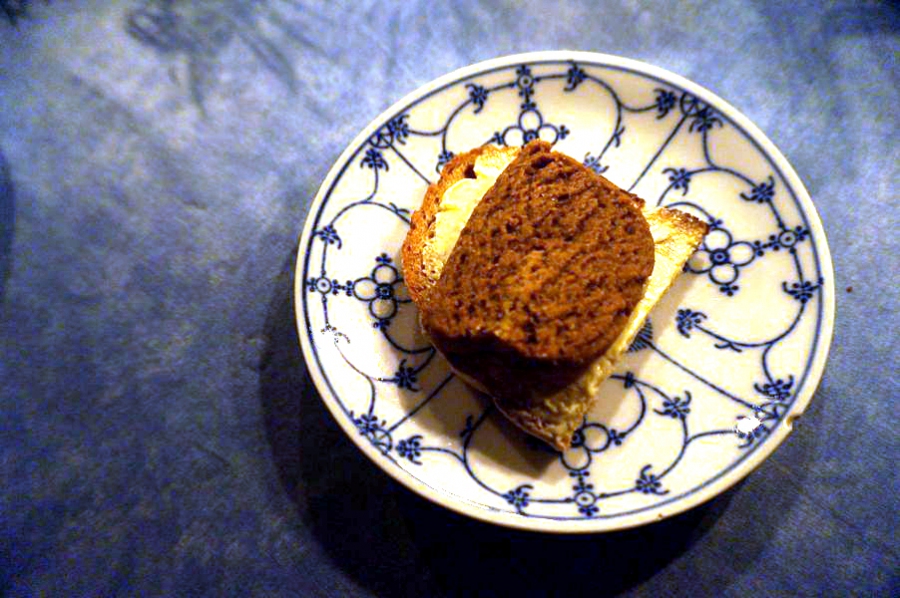Hamburger Braune Kuchen auf Feinbrot mit Butter