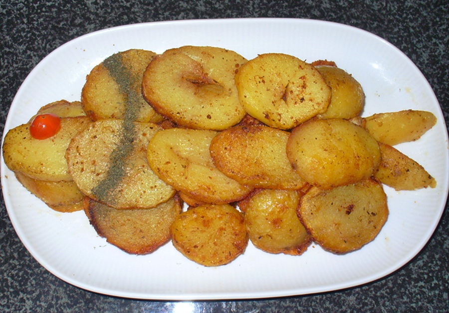 Fischfilet auf Bratkartoffeln in Fischform servieren