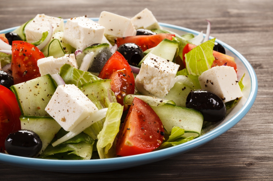 Eine Soße zu griechischem Salat mit Feta, schnell und einfach zubereitet