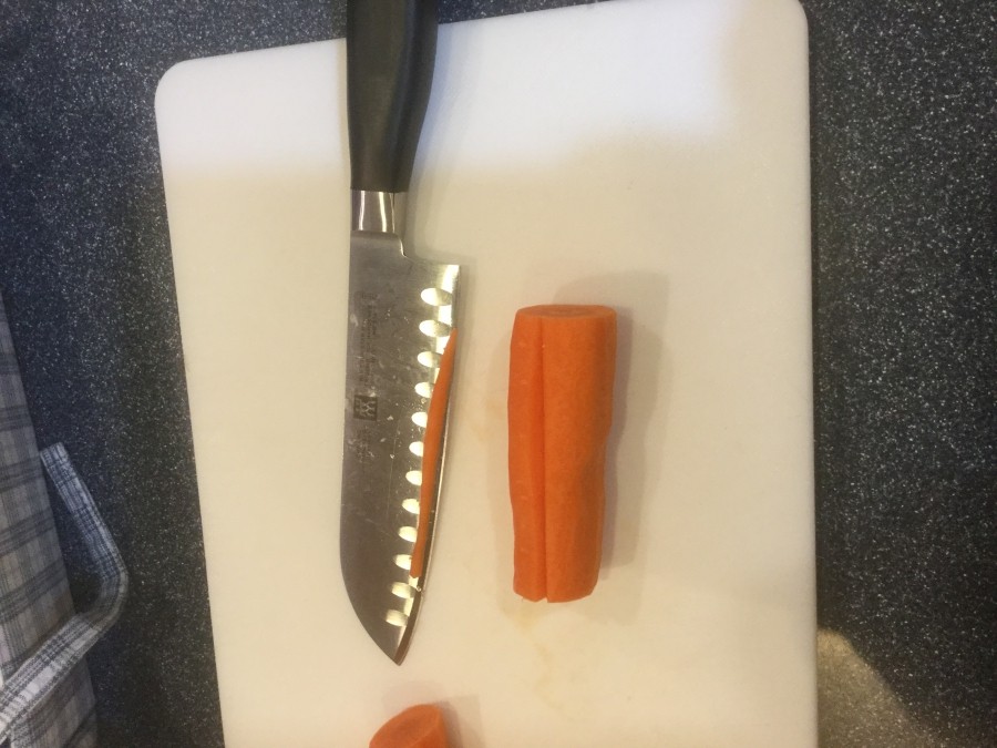 Die Karotte wird halbiert