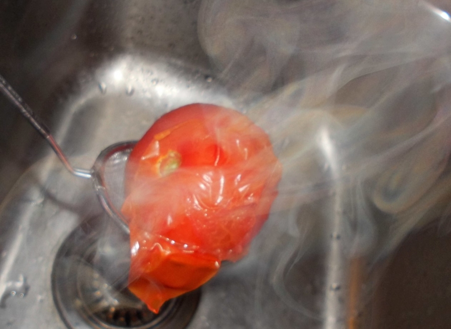 Tomaten schnell & stromsparend häuten