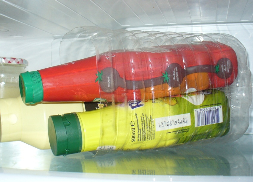 Die Flaschen werden in die aufgeschnittenen Behälter gelegt.