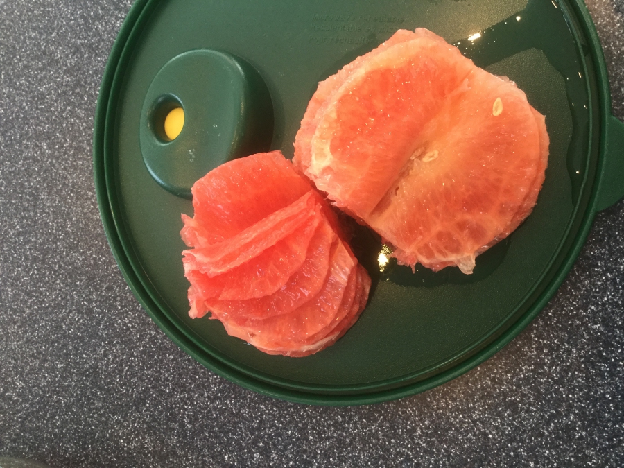 Grapefruit in dünne Scheiben geschnitten