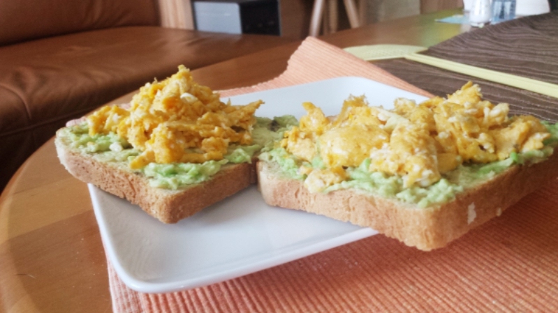 Frühstücksbrot mit Ei und Avocado